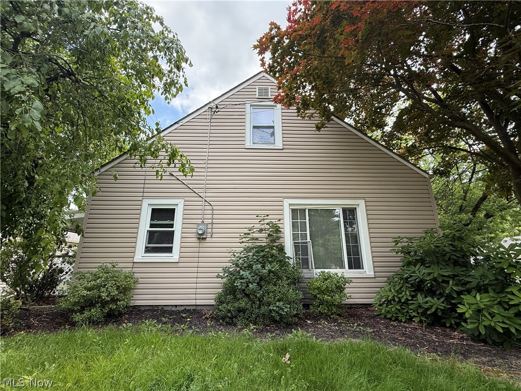 1479 Maplewood Street NE Warren OH 44483