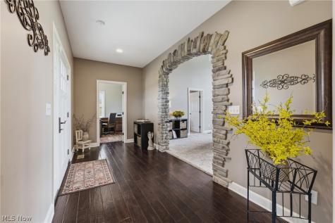 9288 Columbus Road NE Louisville OH 44641