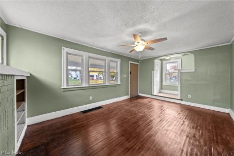 884 Lovers Lane Akron OH 44306
