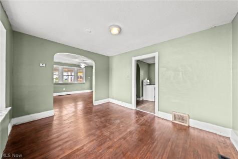 884 Lovers Lane Akron OH 44306