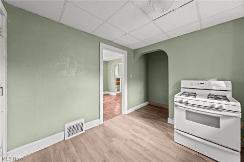884 Lovers Lane Akron OH 44306