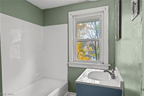 884 Lovers Lane Akron OH 44306