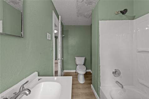 884 Lovers Lane Akron OH 44306