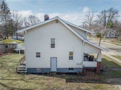 884 Lovers Lane Akron OH 44306