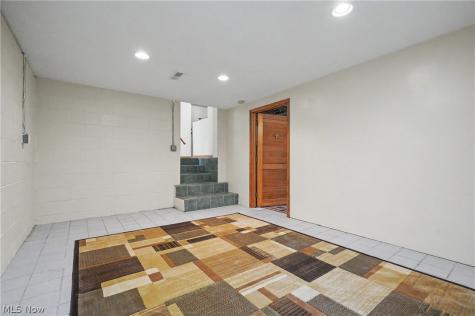 2704 Lyman Drive New Franklin OH 44216