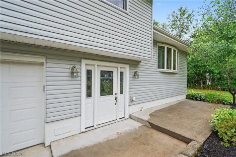 2704 Lyman Drive New Franklin OH 44216