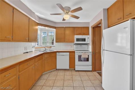 8020 Whitehaven Drive Parma OH 44129