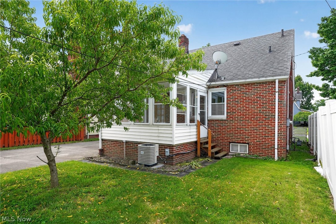 8020 Whitehaven Drive Parma OH 44129