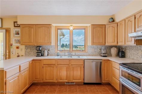 5174 Oakhill Street Louisville OH 44641