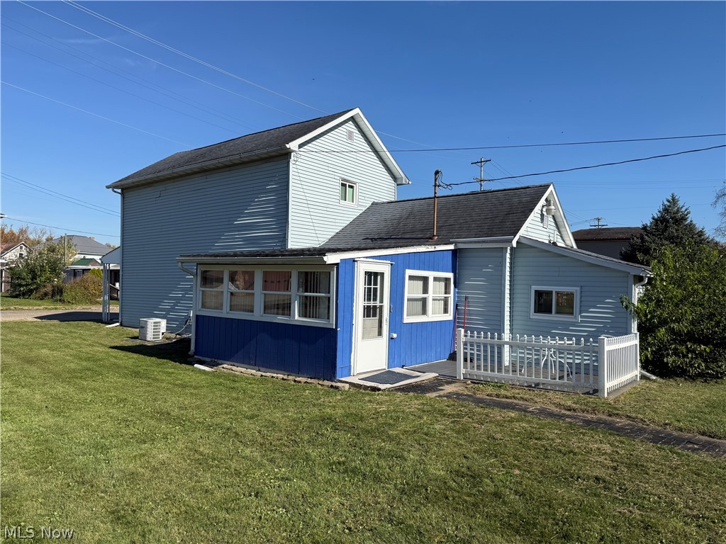 726 W 1st Street Uhrichsville OH 44683