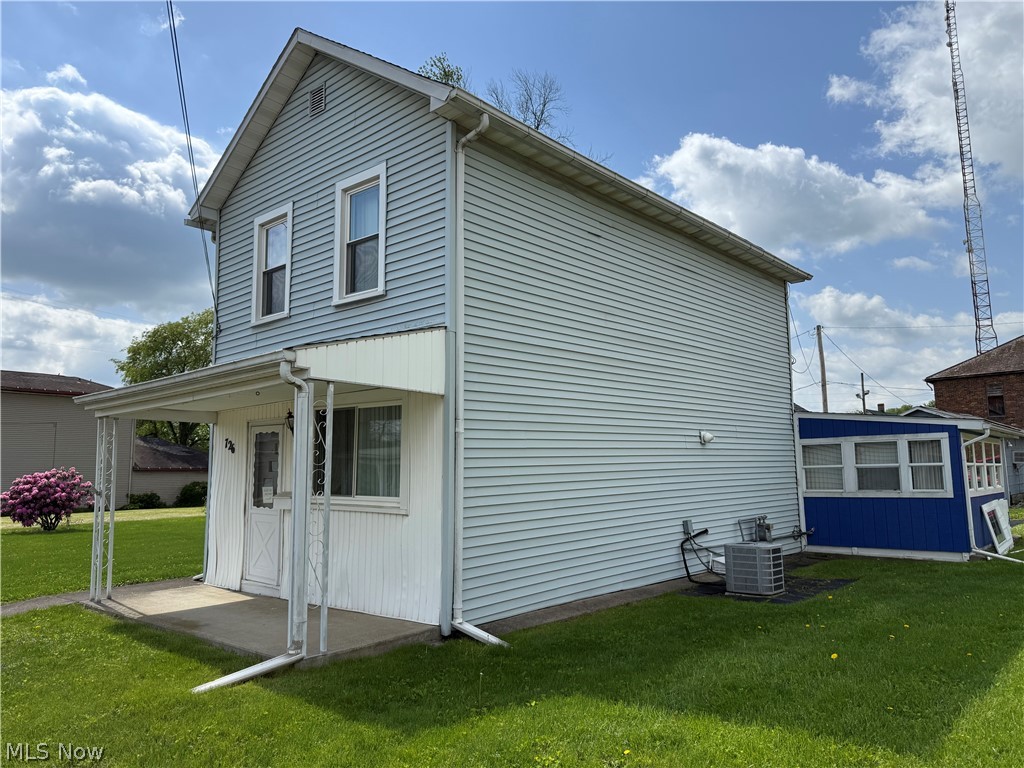 726 W 1st Street Uhrichsville OH 44683