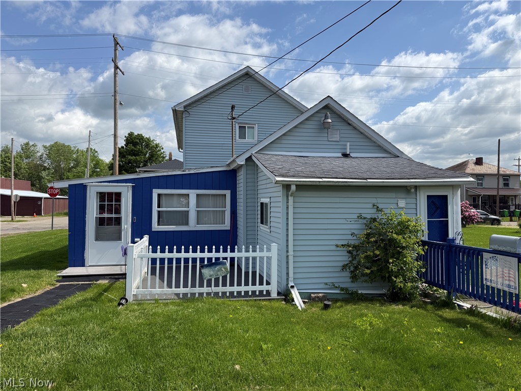 726 W 1st Street Uhrichsville OH 44683