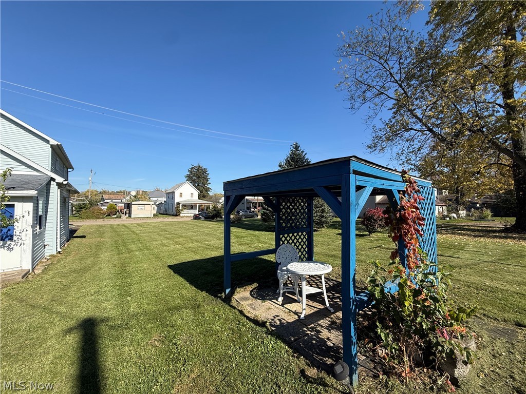 726 W 1st Street Uhrichsville OH 44683