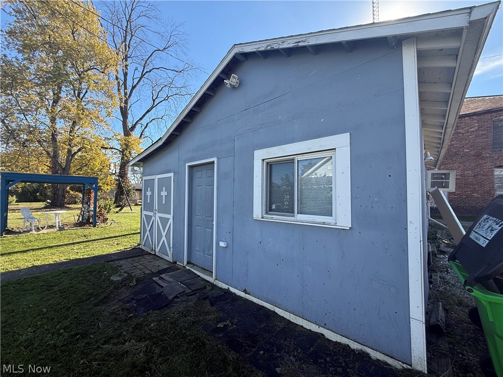 726 W 1st Street Uhrichsville OH 44683