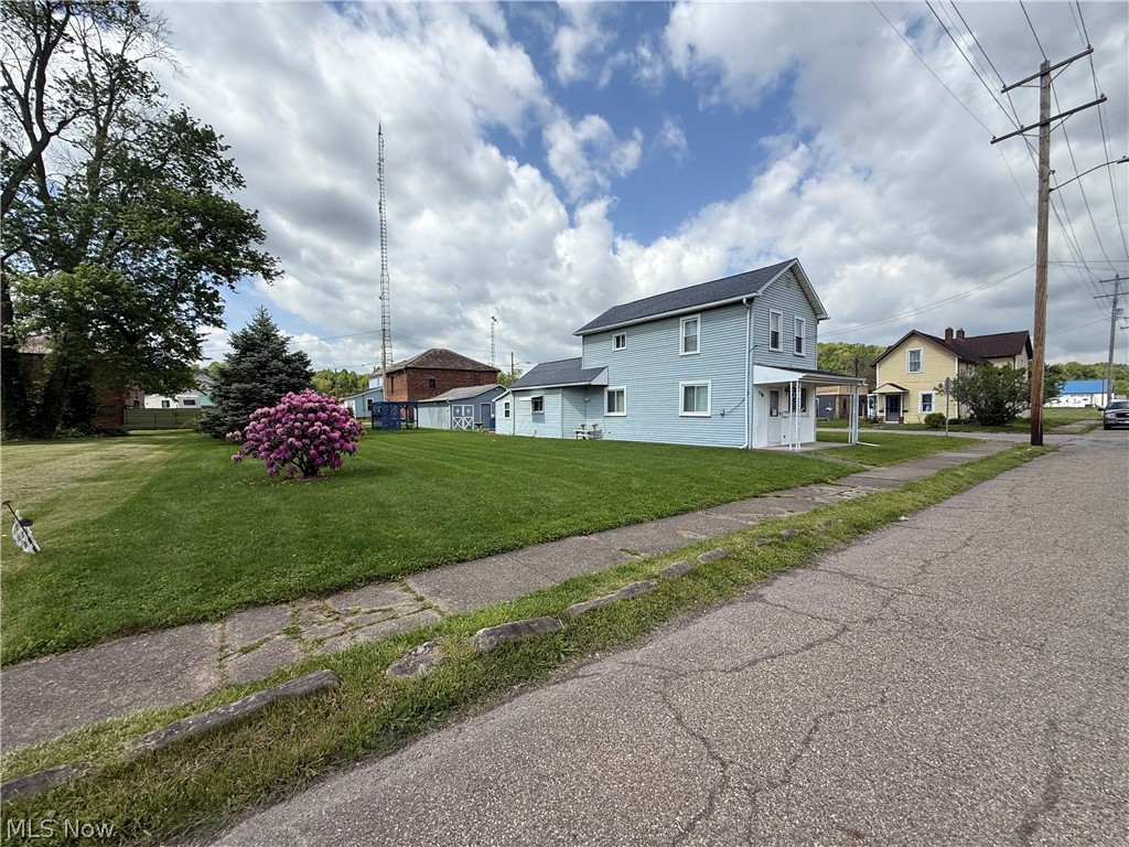 726 W 1st Street Uhrichsville OH 44683