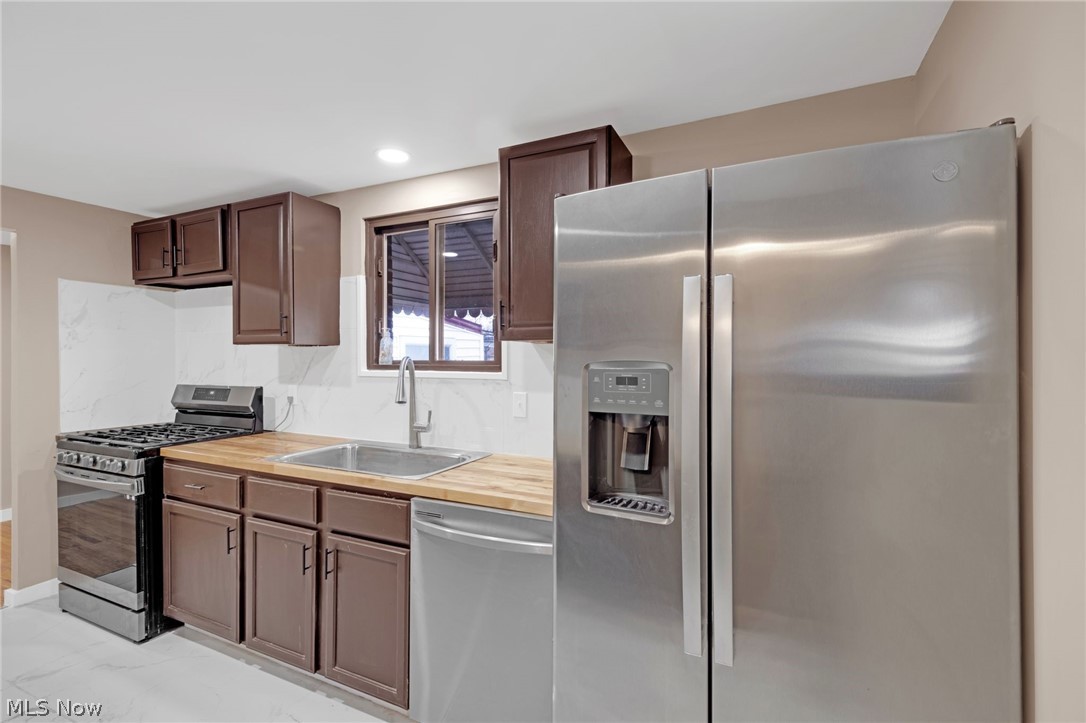 6377 Ledgebrook Drive Brook Park OH 44142