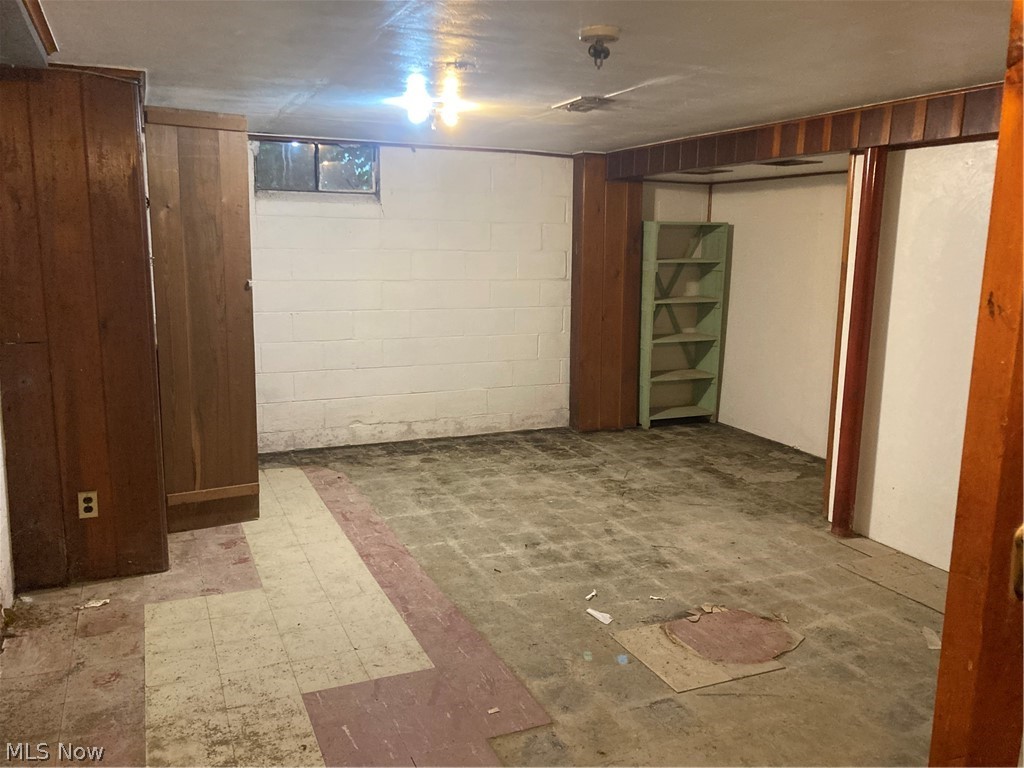 2112 Woodland Street NE Warren OH 44483