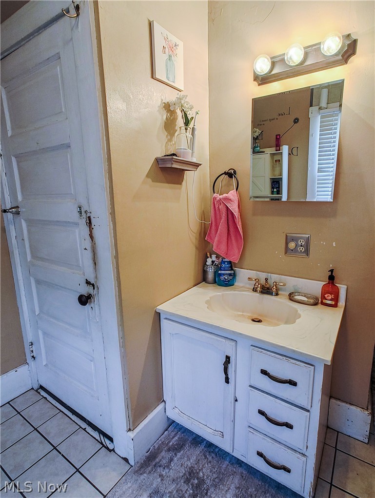 370 Elm Street Struthers OH 44471