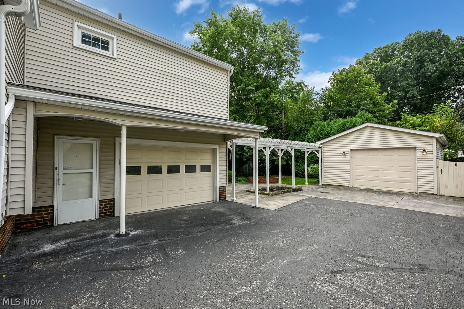 1990 Wiltshire Road Akron OH 44313