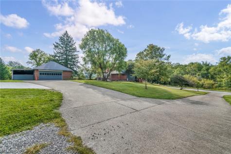 1511 Center Road Hinckley OH 44233