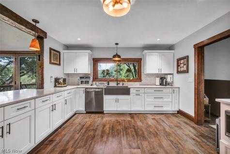 1511 Center Road Hinckley OH 44233