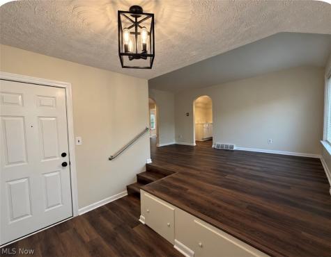 8023 Columbus Road NE Louisville OH 44641