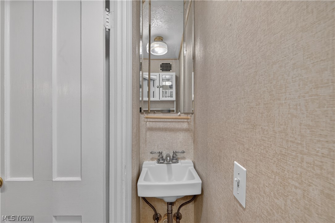 19811 Shakerwood Road Warrensville Heights OH 44122