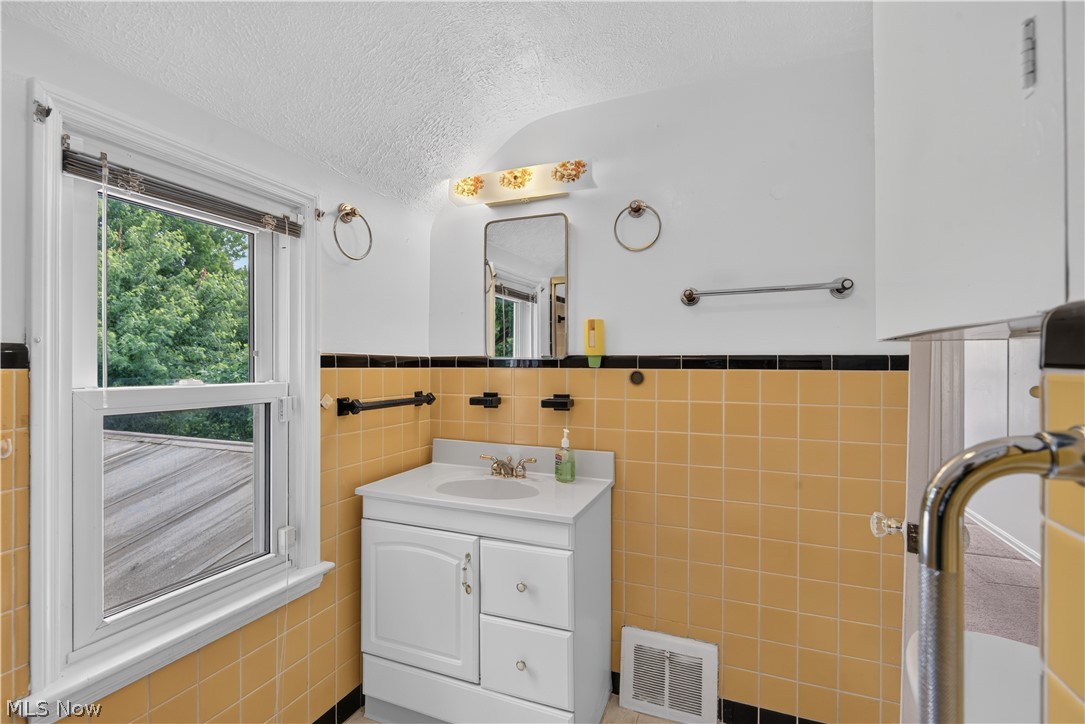 19811 Shakerwood Road Warrensville Heights OH 44122