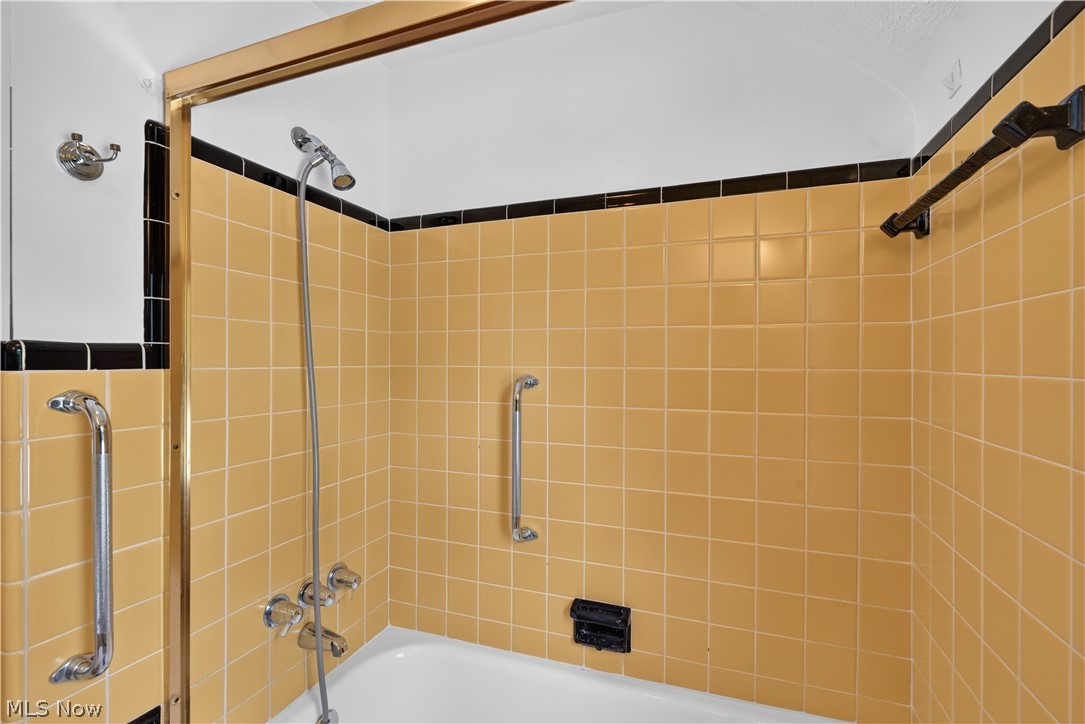 19811 Shakerwood Road Warrensville Heights OH 44122