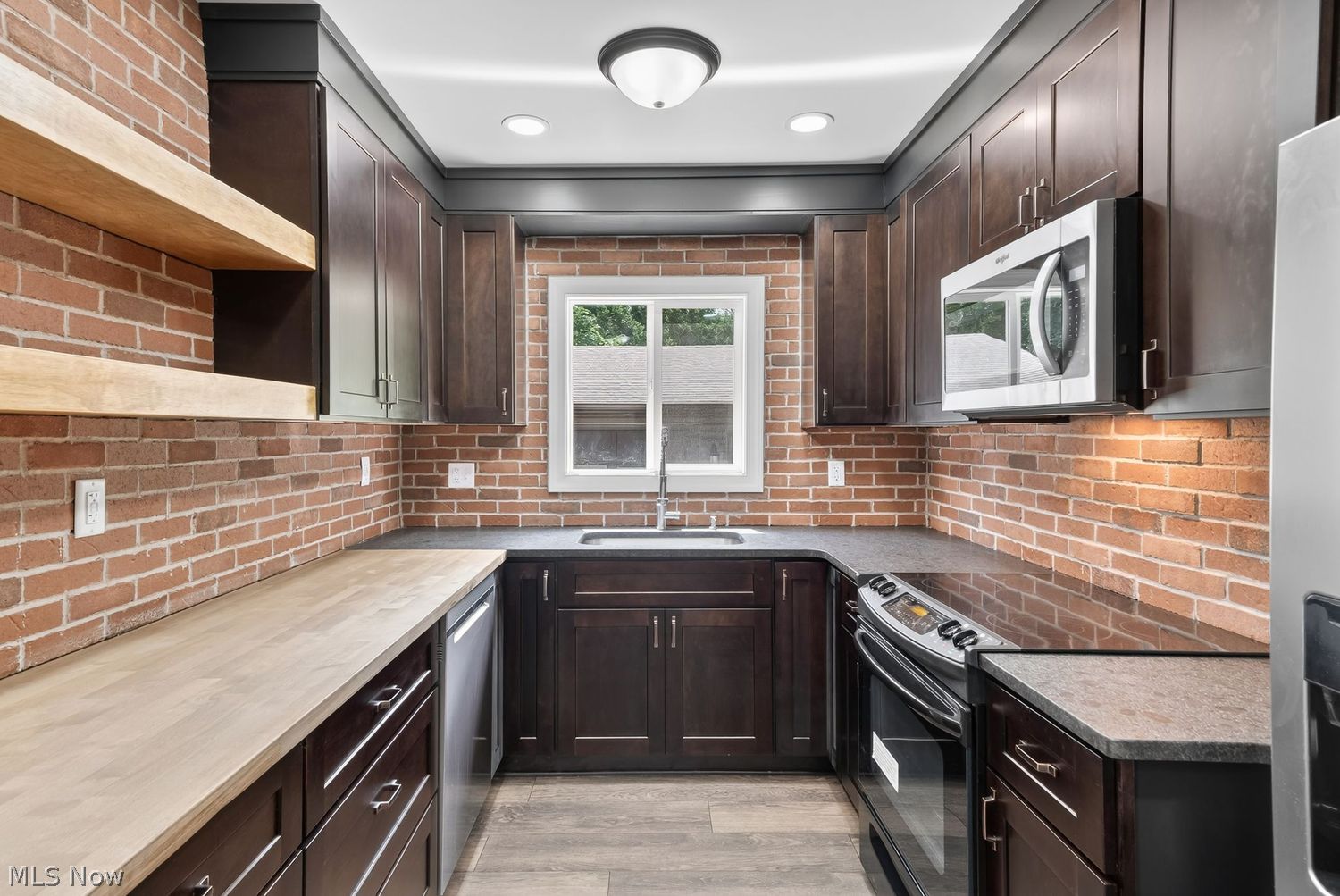 2562 Graham Avenue Akron OH 44312