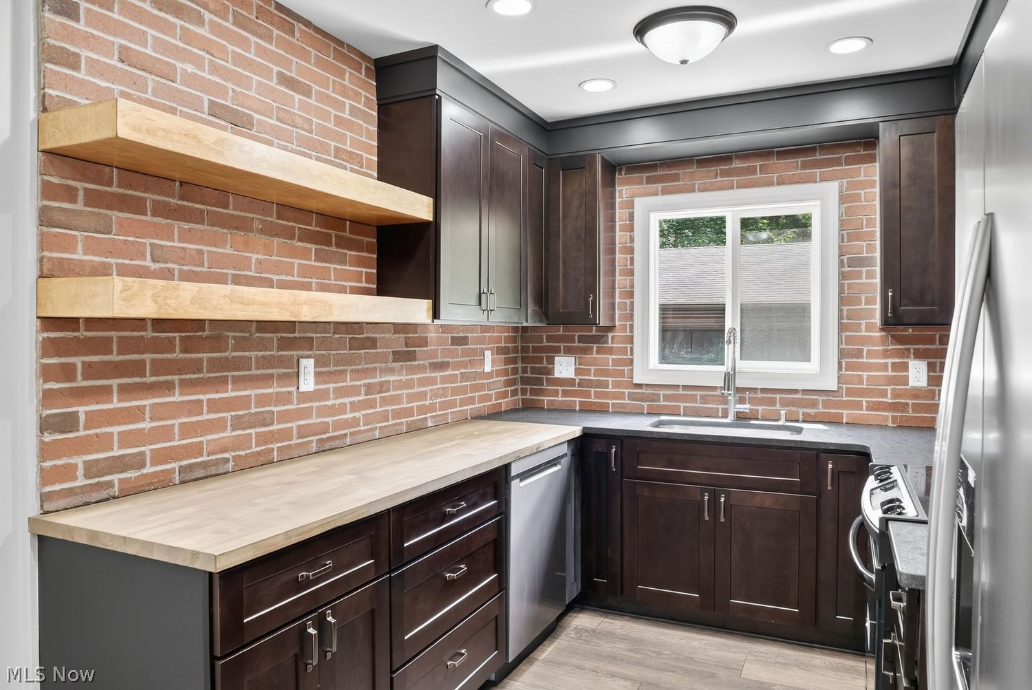 2562 Graham Avenue Akron OH 44312