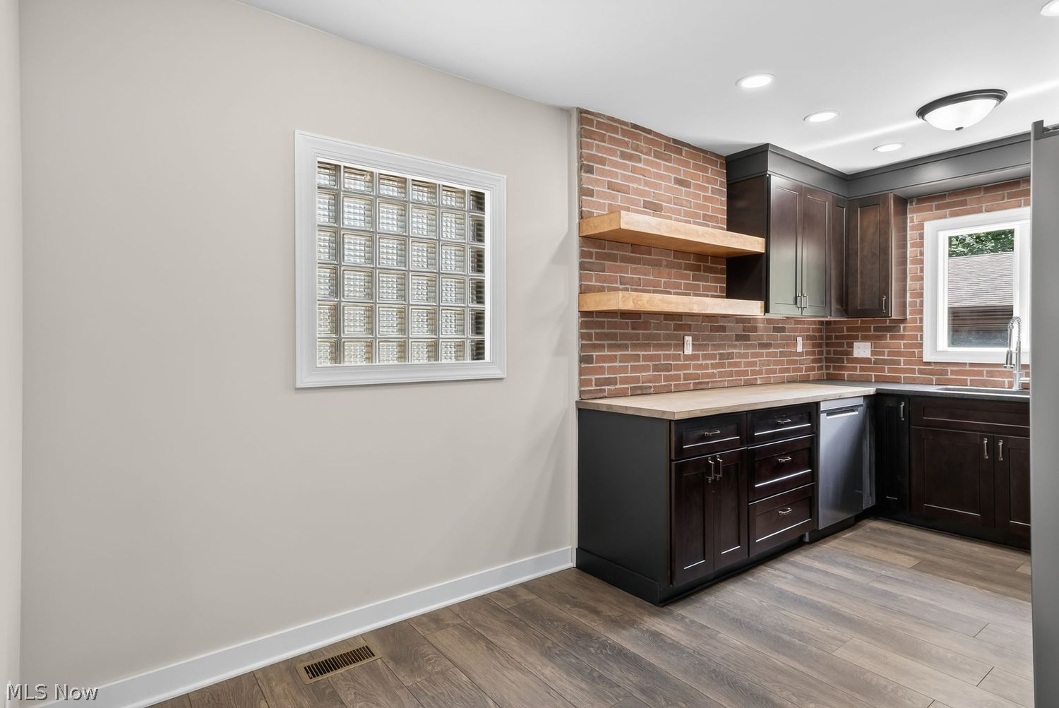 2562 Graham Avenue Akron OH 44312