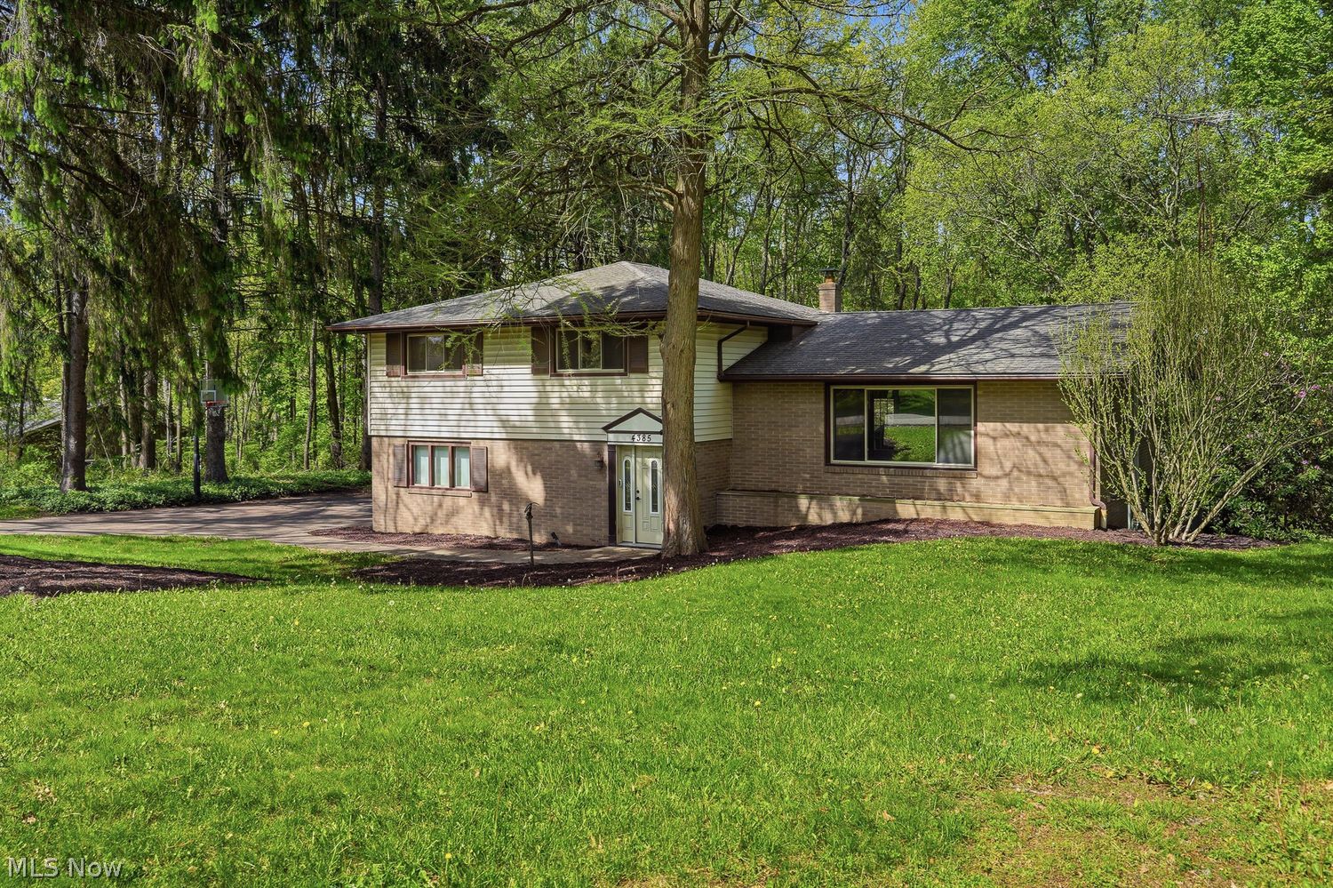 4385 Parkdale Avenue NW Canton OH 44718