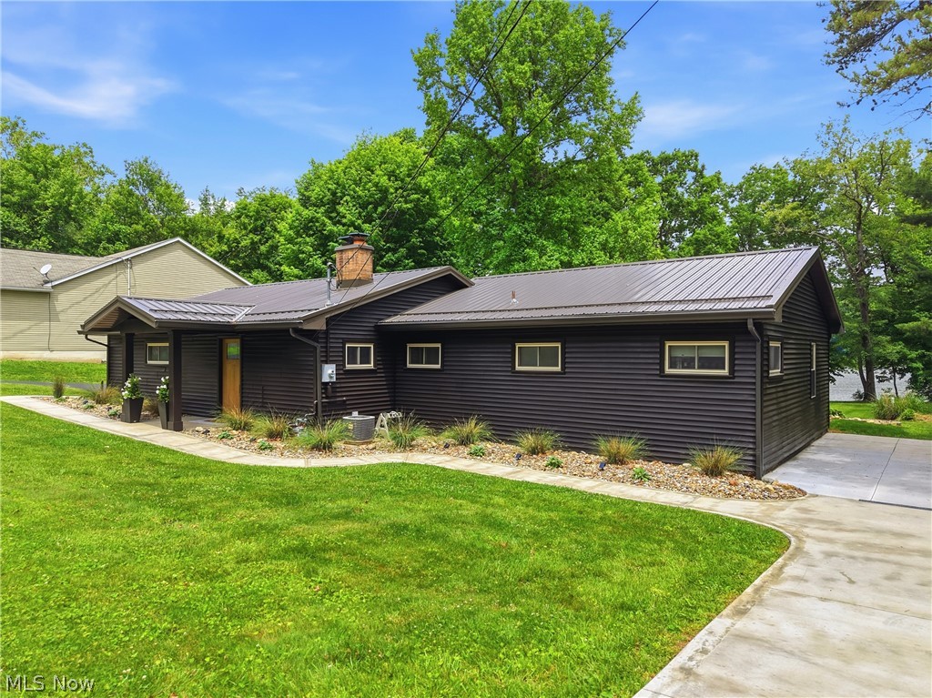 6115 Vale View Drive SW Sherrodsville OH 44675