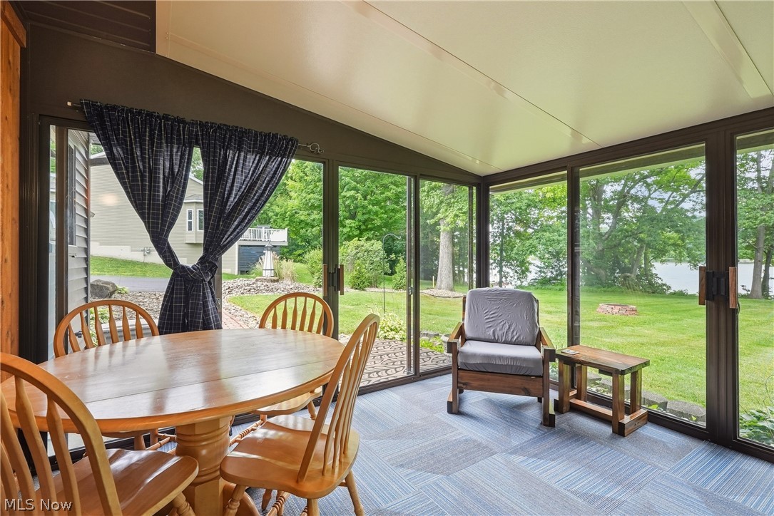 6115 Vale View Drive SW Sherrodsville OH 44675