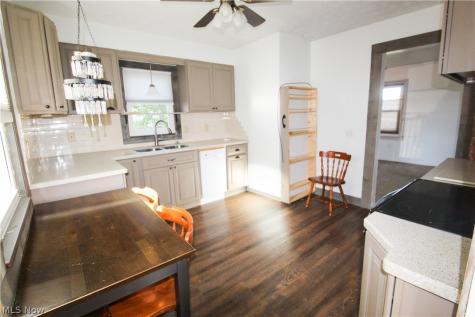 2476 Albrecht Avenue Akron OH 44312