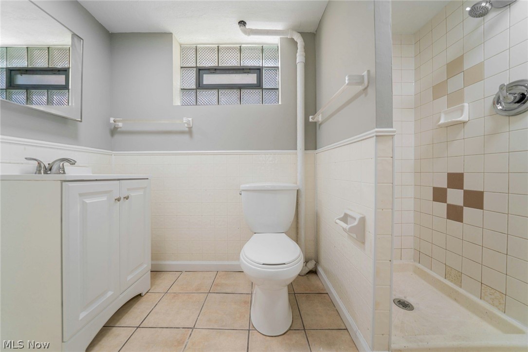 2216 Roanoke Avenue Cleveland OH 44109