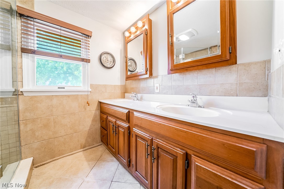 1376 Parkview Drive Lyndhurst OH 44124