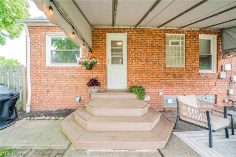 1376 Parkview Drive Lyndhurst OH 44124