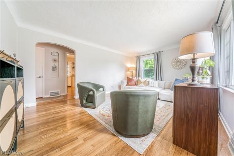 1376 Parkview Drive Lyndhurst OH 44124