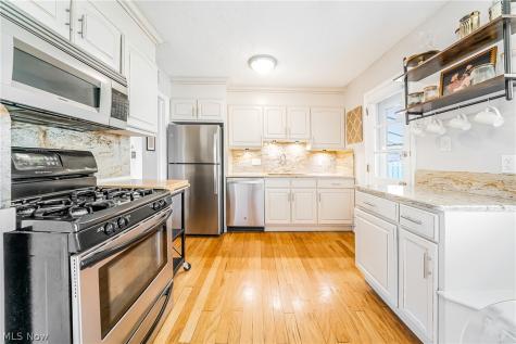 1376 Parkview Drive Lyndhurst OH 44124
