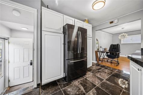 1976 Beverly Hills Drive Richmond Heights OH 44143