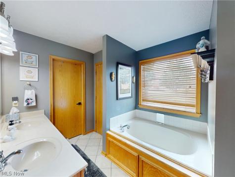 2450 Fairchild Circle NW Uniontown OH 44685