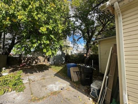 6812 Lawn Avenue Cleveland OH 44102