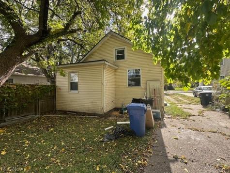 6812 Lawn Avenue Cleveland OH 44102