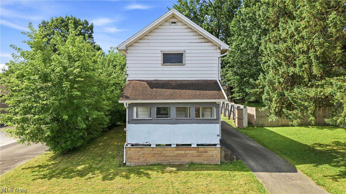 22 Spring Street Struthers OH 44471
