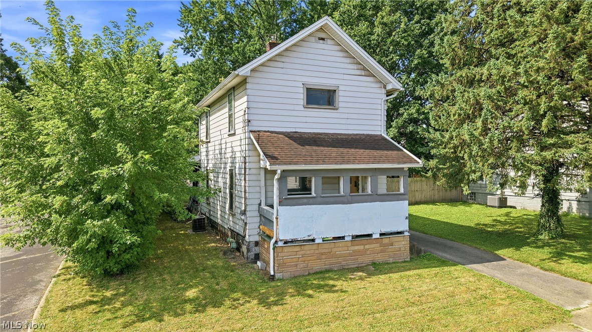 22 Spring Street Struthers OH 44471