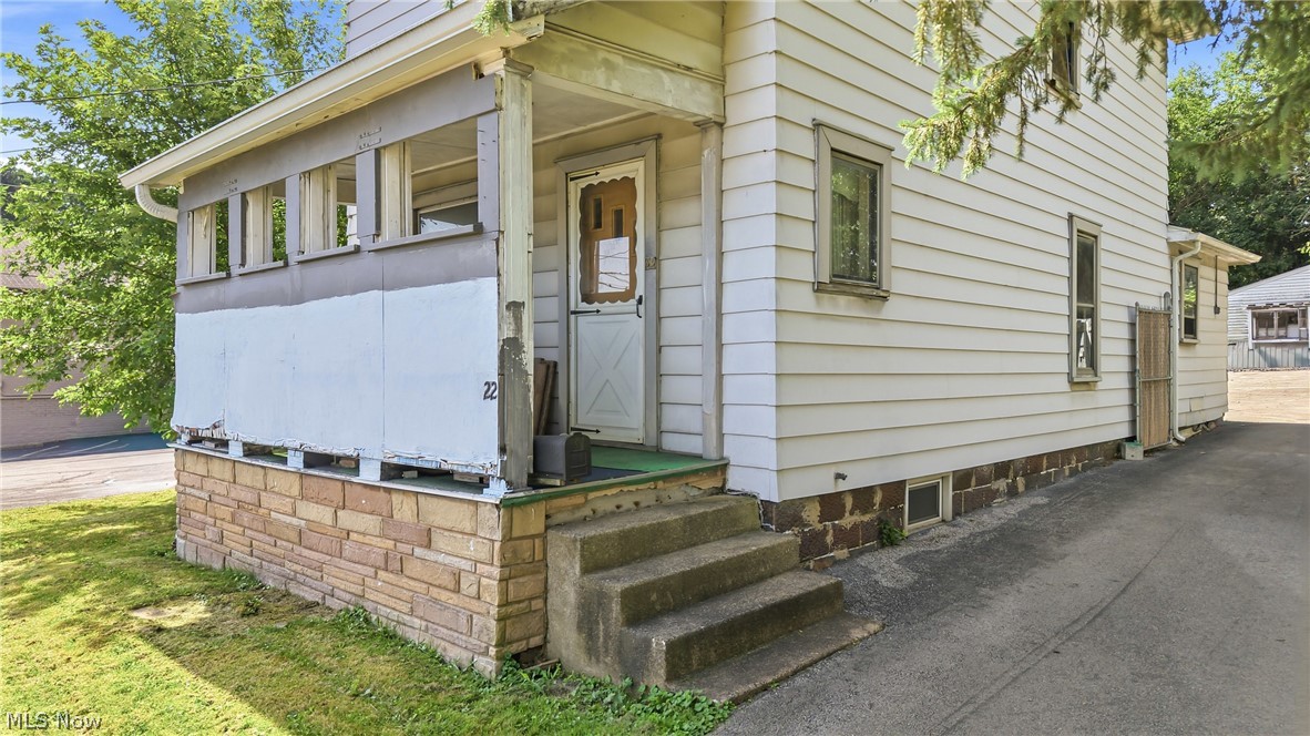 22 Spring Street Struthers OH 44471