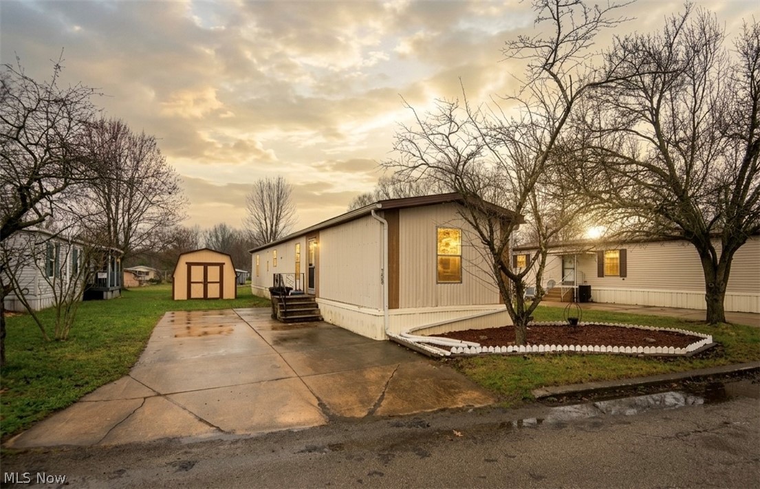 708 Country Pines Drive SW Warren OH 44481