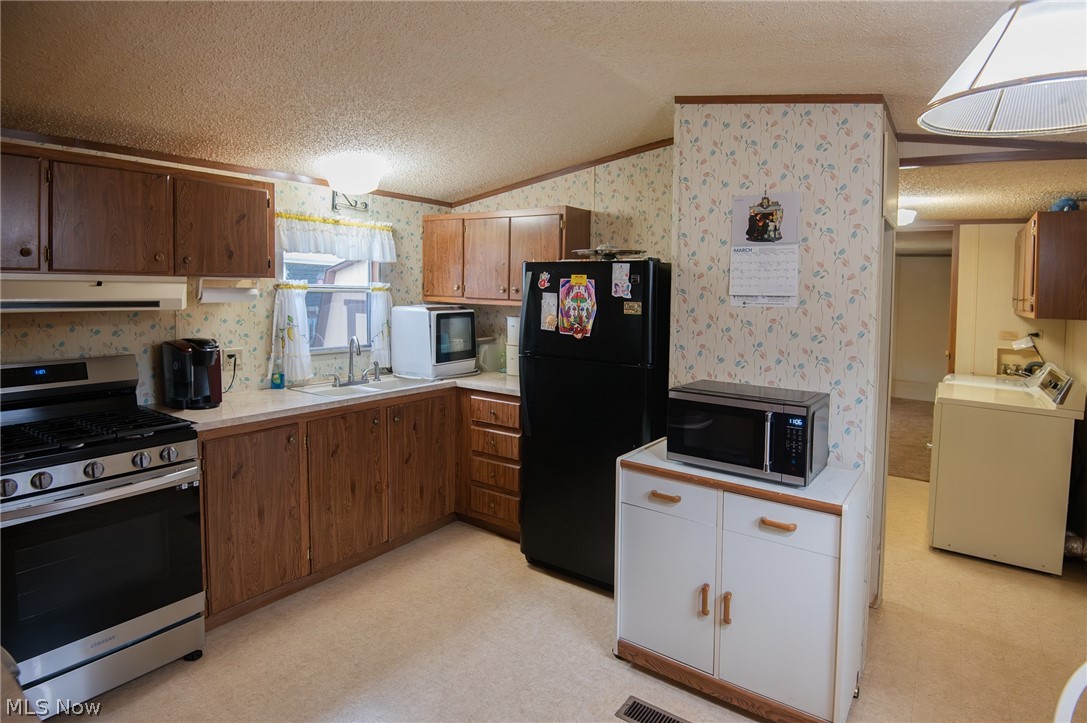708 Country Pines Drive SW Warren OH 44481